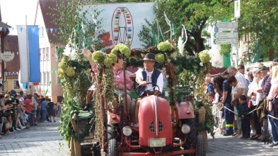 Ein besonderer Hingucker sind die vielen prächtig geschmückten Traktoren, Kutschen und Wagen, die beim Festzug dabei sind. (Foto: Jasmin Kiendl)