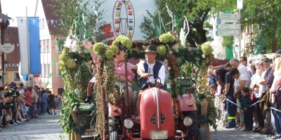 Ein besonderer Hingucker sind die vielen prächtig geschmückten Traktoren, Kutschen und Wagen, die beim Festzug dabei sind. (Foto: Jasmin Kiendl)