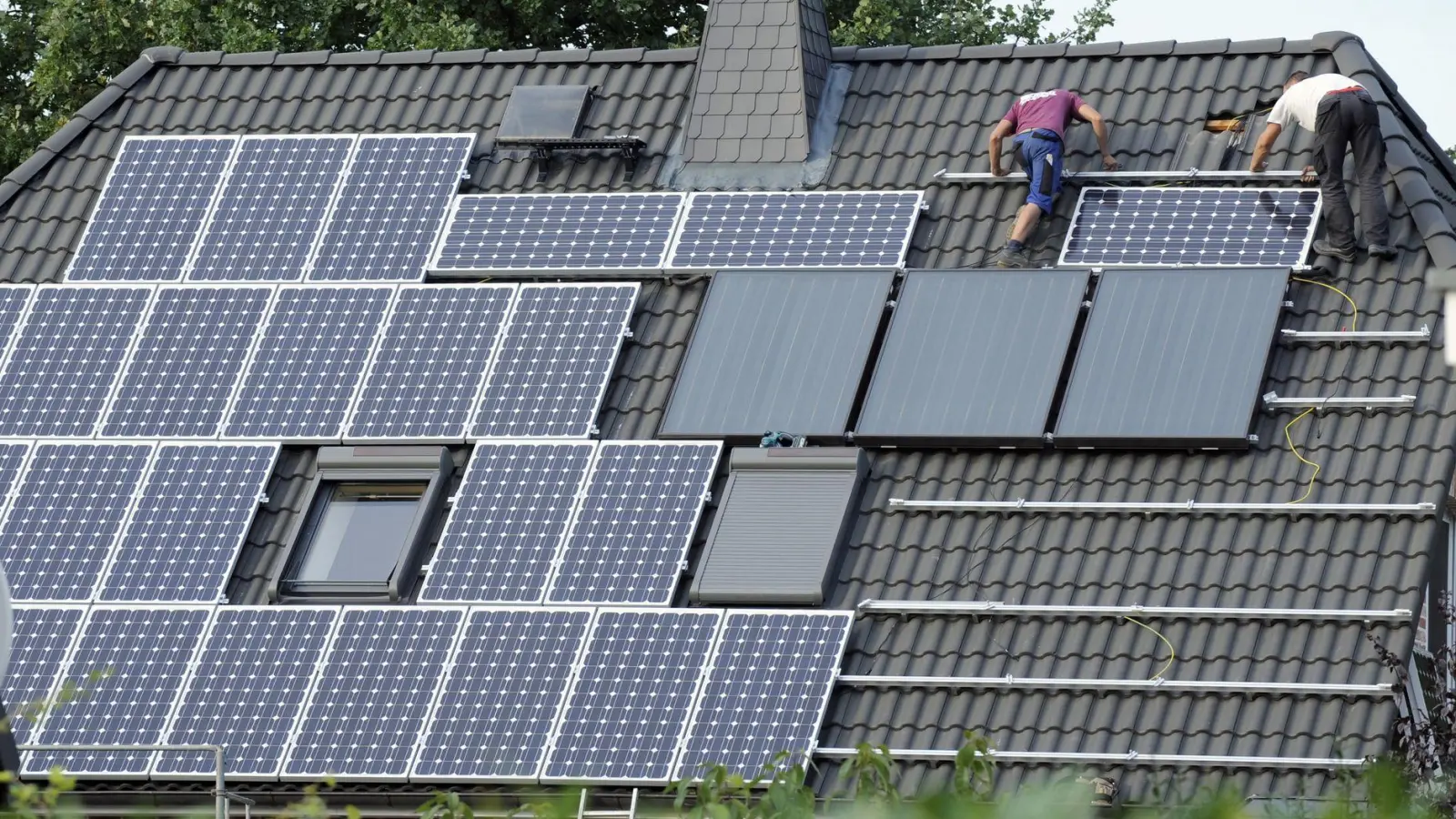 2025 sind nur noch etwas mehr als halb so viele neue Photovoltaikanlagen auf Dächern installiert worden, wie 2023. (Symbolbild) (Foto: Rainer Jensen/dpa)
