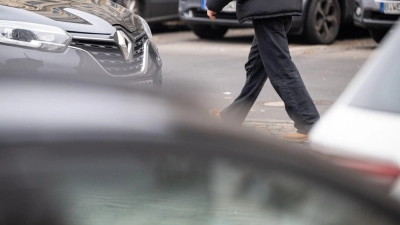 In Feuchtwangen wurde ein Fußgänger beim Überqueren der Crailsheimer Straße von einem Auto angefahren. (Symbolbild: Sebastian Christoph Gollnow/dpa)