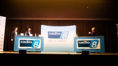 Unter anderem in Wassertrüdingen boten sich zum Radio-8-Wahlduell politische Auseinandersetzungen auf der Bühne. (Foto: Evi Lemberger)