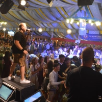 Im großen Mooswiesen-Festzelt sorgen wie gewohnt zahlreiche Bands für beste Stimmung.  (Foto: Peter Tippl)