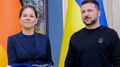 Der ukrainische Präsident Wolodymyr Selenskyj zeichnete Außenministerin Annalena Baerbock mit dem Jaroslaw-Orden aus. (Foto: Photothek.net/Thomas Trutschel/Auswärtiges Amt/dpa)