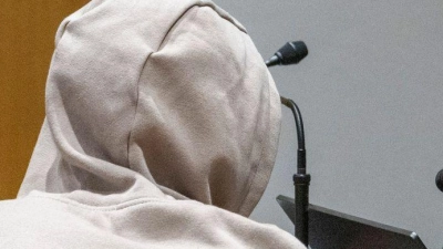 Wegen eines Mordes an einer Mutter mit drei Kindern ist ein 30 Jahre alter Mann, hier mit seinen beiden Verteidigern, zu einer lebenslangen Gefängnisstrafe verurteilt worden.  (Foto: Stefan Puchner/dpa)