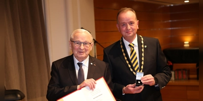 Aus den Händen von OB Thomas Deffner (rechts) erhielt Friedrich Hilterhaus den Ehrenbürgerbrief und den Ehrenbürgerring der Stadt. (Foto: Alexander Biernoth)
