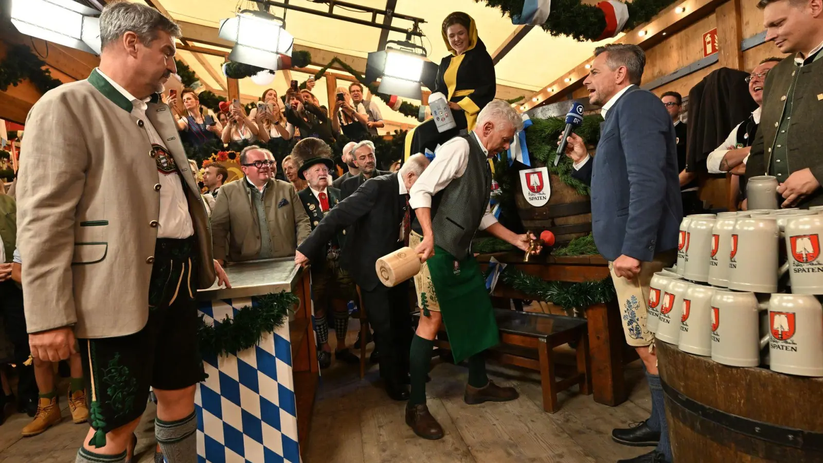 Markus Söder beim Wiesn-Auftakt. (Foto: Peter Kneffel/dpa)