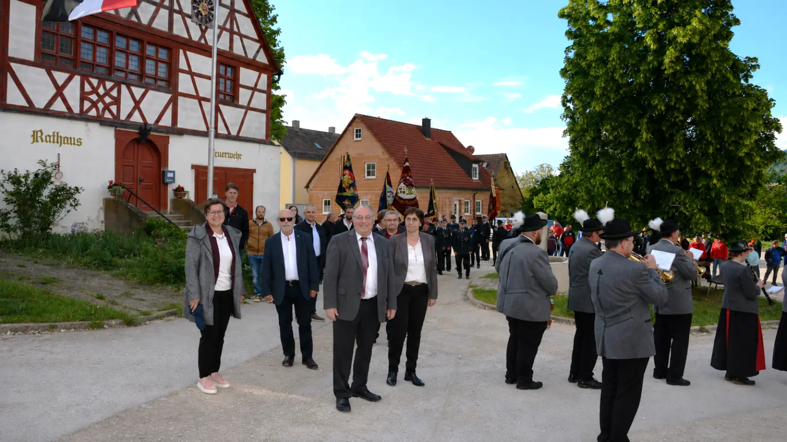 Der scheidende Bürgermeister Karl Fickel (3. v. li.) und seine Ehefrau Gerda Fickel (rechts daneben) wurden in einem großen Festzug vom Rathaus in Aufkirchen abgeholt und zum Festakt ins Feuerwehrhaus Aufkirchen geleitet. (Foto: Peter Tippl)