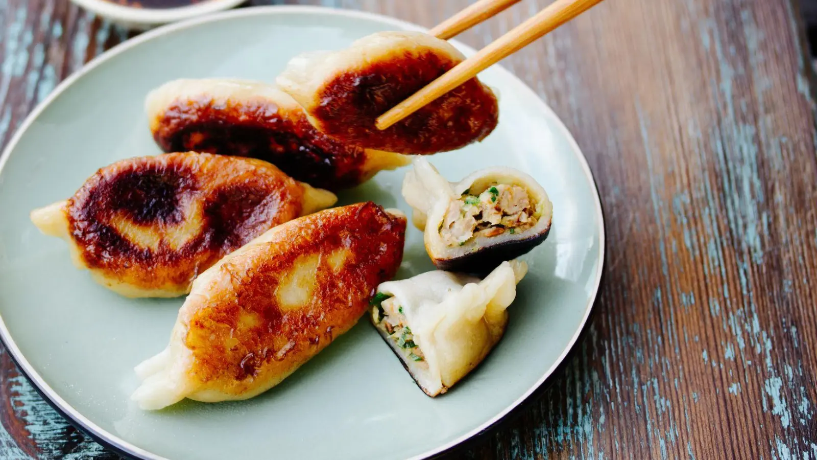 Die mit Schweinefleisch, Kohl, Knoblauch und Ingwer gefüllten Jiaozi gelten als Vorläufer von Teigtaschen wie Gyoza aus Japan oder koreanischen Mandu. (Foto: asiastreetfood.com/dpa-tmn)