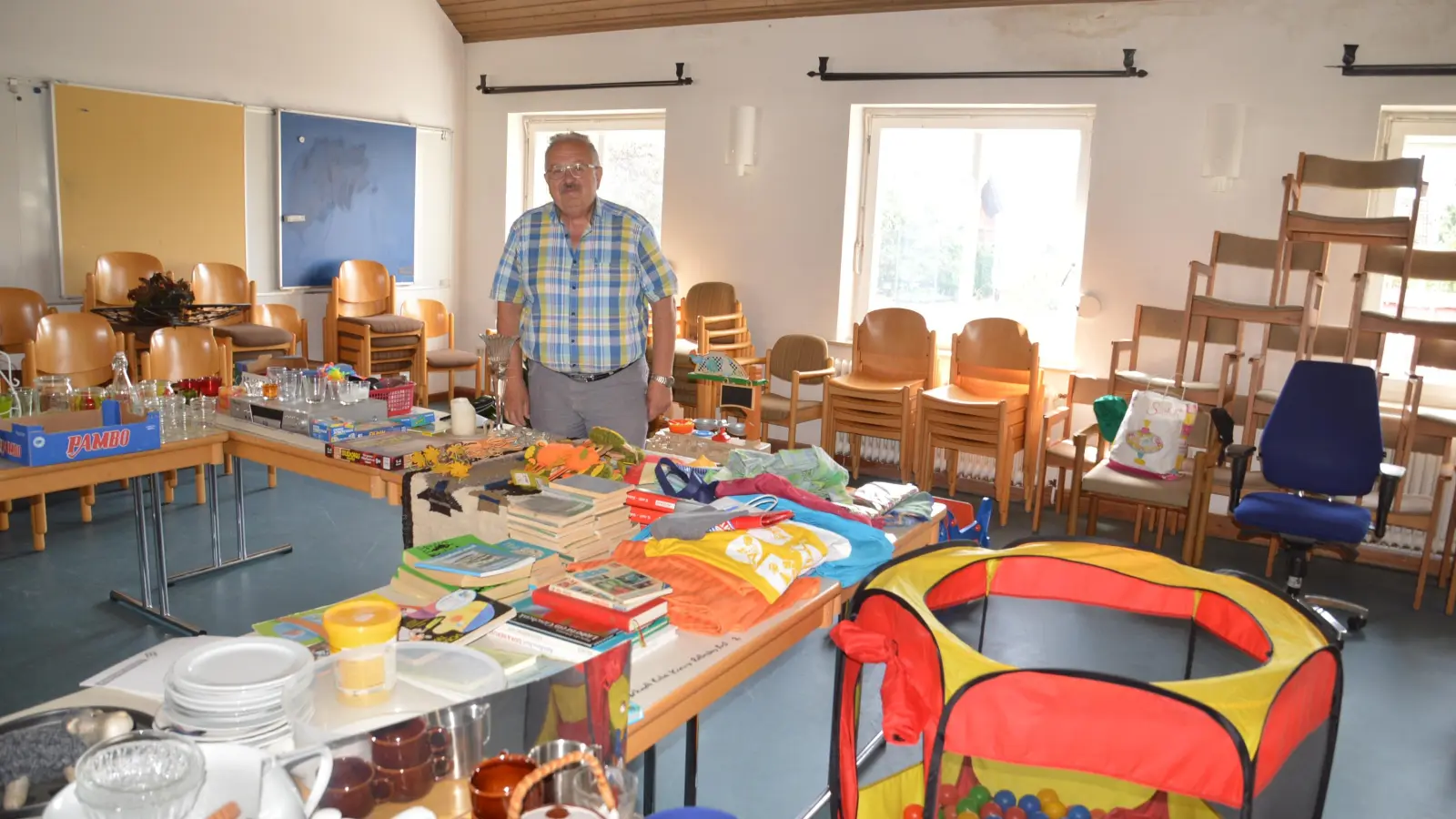 Das Inventar für den Basar am kommenden Samstag ab 14 Uhr im Gemeindehaus an der Eislerstraße ist vorbereitet: Dekan Hermann Rummel berichtete jetzt über die Entwicklung bei den Immobilien der evangelischen Kirchengemeinde Wassertrüdingen. (Foto: Peter Tippl)