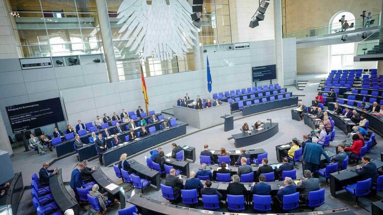 Blick in den Plenarsaal des Deutschen Bundestags. Abgeordnete bekommen ab dem 1. Juli mehr Gehalt. (Foto: Kay Nietfeld/dpa)