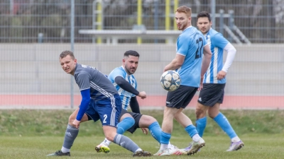 Beim Wiederauftakt vor einer Woche besiegte der SV Ornbau-Weidenbach (von rechts Michael Strempfl, Marius Lehner und Stefan Nachtrab) den TuS Feuchtwangen (Lukas Hirsch) mit 3:0. Am Sonntag muss der SVO nach Raitersaich, der TuS empfängt den TSV Schopfloch zum Nachbarschaftsderby. (Foto: Markus Zahn)