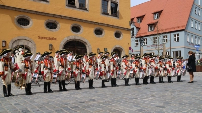 Bürgermeisterin Nora Engelhard begrüßte per Handschlag die neuen Mitglieder der Dinkelsbühler Knabenkapelle in den Reihen des Orchesters.  (Foto: Martina Haas)