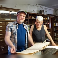 Nicht nur für den Hobby-Geschichtsforscher Robert Zöllner (links) eine wahre Fundgrube: Der Besuch des Ladens, den Hermann Reichels Mutter zuletzt betrieb, ist wie eine Zeitreise. (Foto: Ulli Ganter)