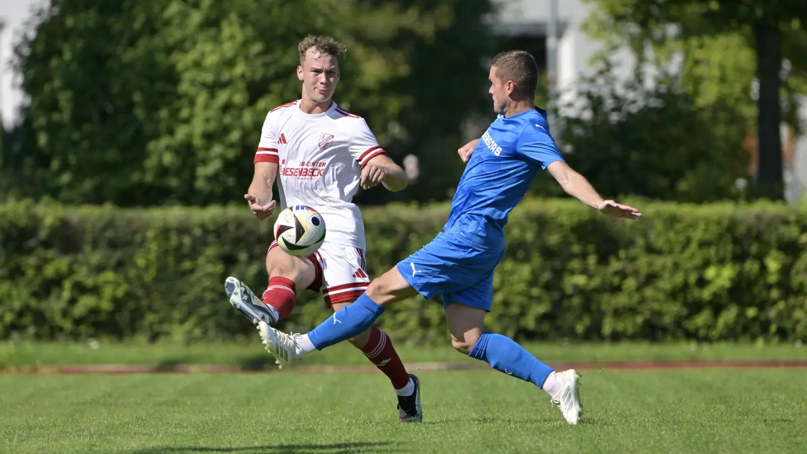 Beim Schlusslicht FC Röslau gewann der TSC mit 1:0 (hier ist der im Rückspiel eingewechselte TSC-Akteur Oliver Moll im Hinspiel gegen Röslaus Korbinian Lang im Zweikampf). (Foto: Martin Rügner)