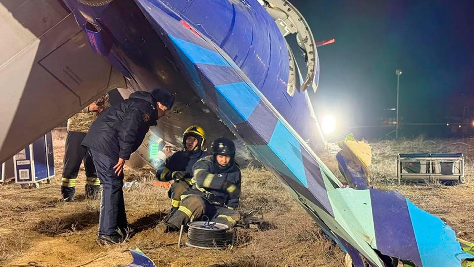 Aserbaidschan spricht vom Einsatz einer Waffe gegen das abgestützte Passagierflugzeug. (Archivbild) (Foto: Uncredited/Kazakhstan's Emergency Ministry/AP/dpa)