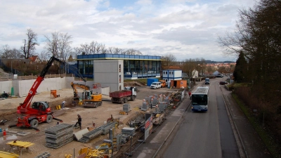 Am morgigen Mittwoch sowie am Donnerstag ist der Südring wegen Arbeiten an der Wasserleitung für Fahrzeuge gesperrt. Die Sperrung soll außerdem dazu genutzt werden, Schwertransportern, die den Kran für das Parkhaus anliefern (links im Bild), das Rangieren zu erleichtern.