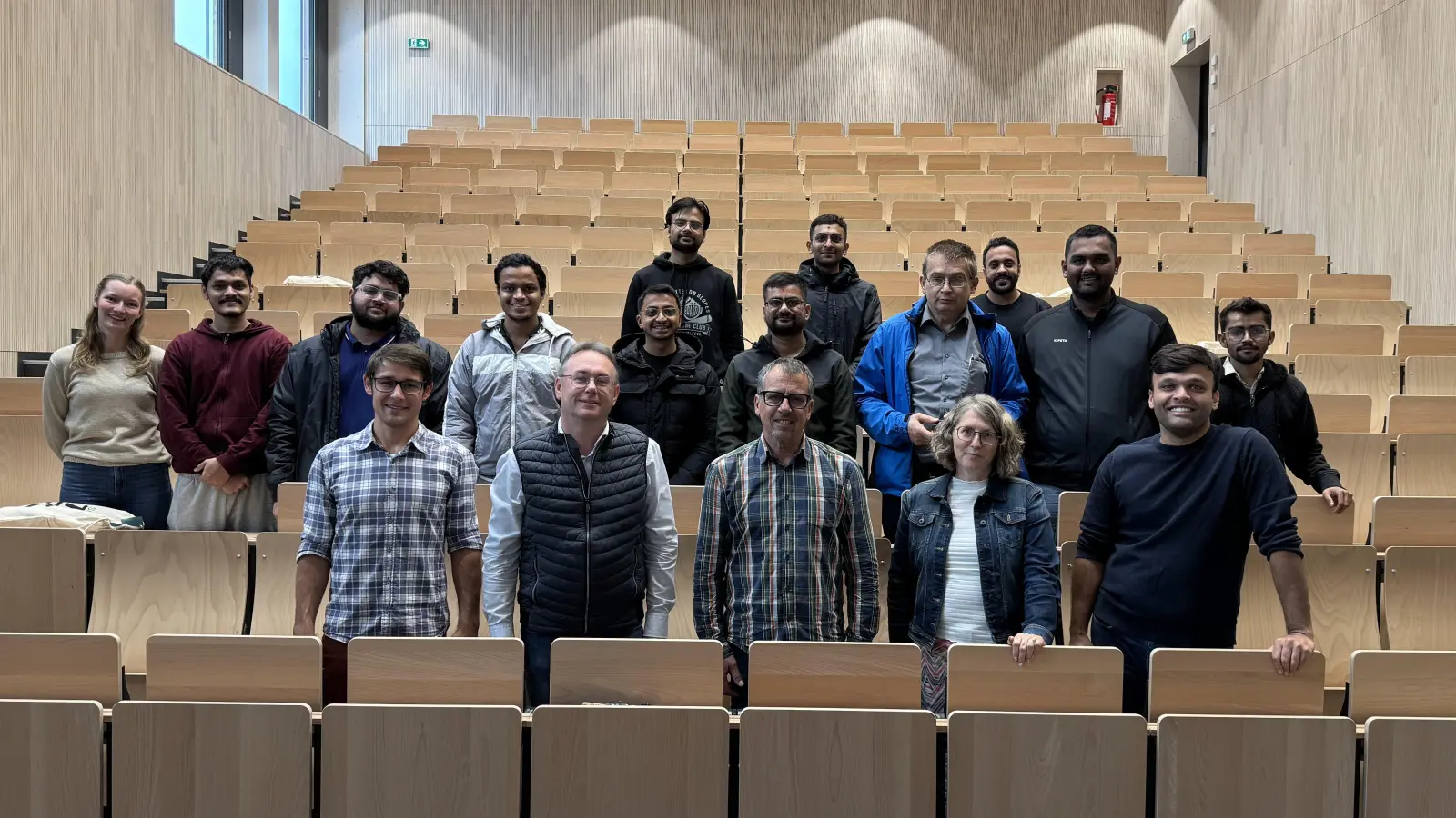 Begrüßten die neuen, bereits eingetroffenen Anwärter für die beiden Master-Studiengänge in Feuchtwangen (vorne von links): Campus-Koordinator Dr. Gerd Hofmann, dritter Bürgermeister Herbert Lindörfer, der städtische Eventmanager Wolfgang Guttropf, Assistentin Jennifer Herud und Campus-Leiter Professor Dr.-Ing. Haresh Vaidya im neuen Hörsaal. (Foto: Campus Feuchtwangen/Fahimeh Bagherpoor)