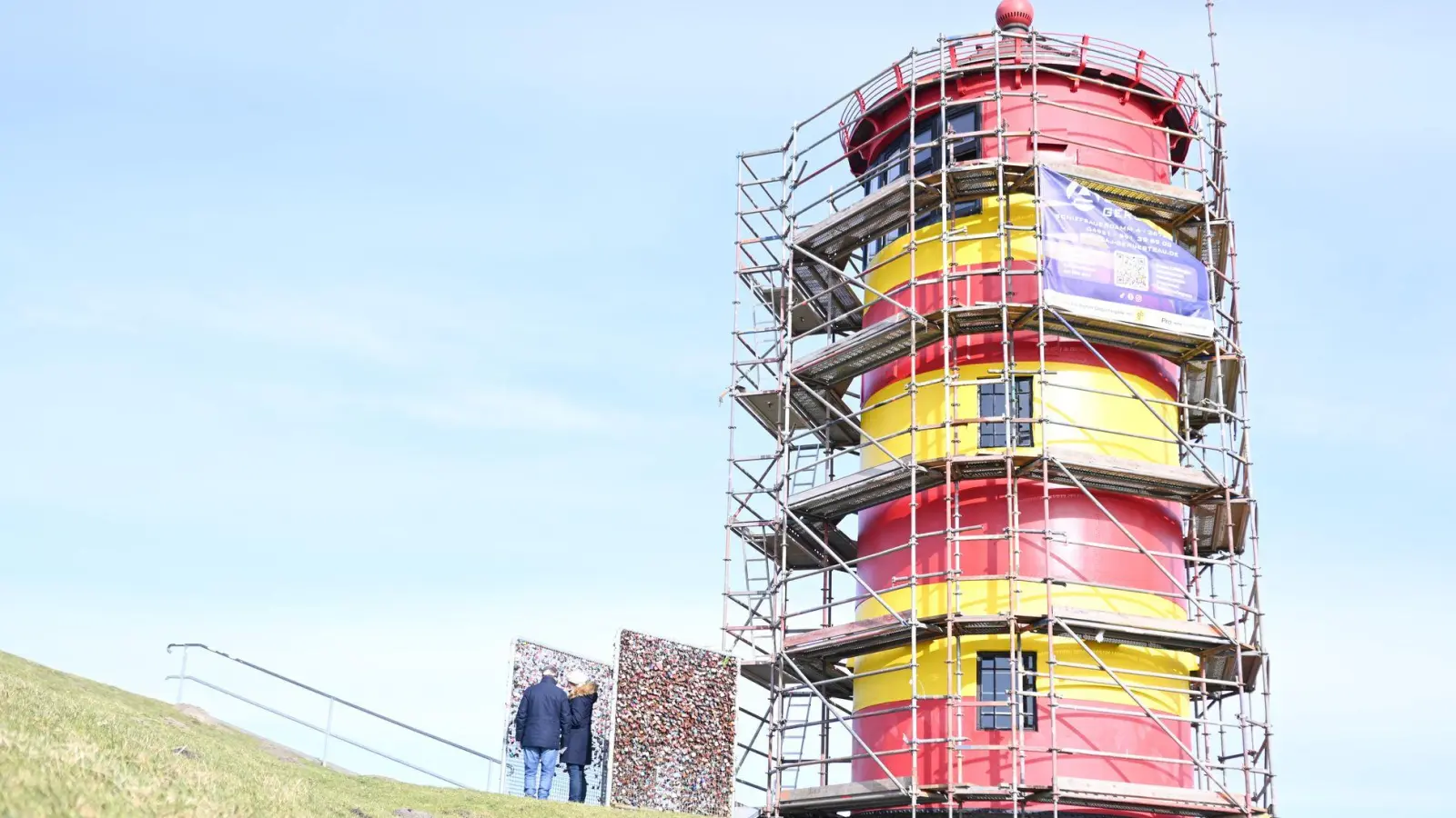 Für den Neuanstrich ist der Pilsumer Leuchtturm eingerüstet. (Foto: Lars Penning/dpa)