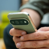 Bei einer Kamera muss es nicht bleiben: Dieses Pixel 11 Pro beispielsweise lässt sich mit diversen Kameras oder anderen Pixel-Telefonen erweitern, um in bestimmten Apps beim Filmen oder Streamen nahtlos zwischen zwei Perspektiven wechseln zu können. (Foto: Nico Tapia/dpa-tmn)
