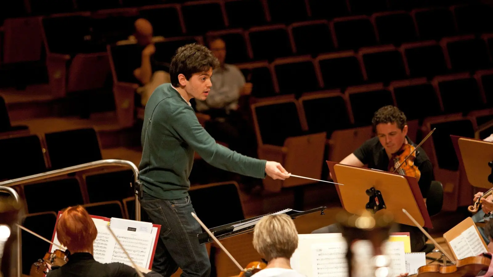 Der israelische Dirigent Lahav Shani. (Foto: Peter Eberts/Bamberger Symphoniker/Peter Eberts/dpa/Archivbild)