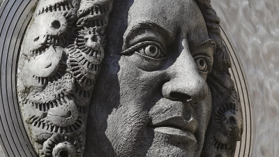 Einer größten Komponisten der Musikgeschichte: Johann Sebastian Bach. Auf der Ansbacher Bachsäule hat ihn der Bildhauer Jürgen Goertz portraitiert. (Foto: Thomas Wirth)