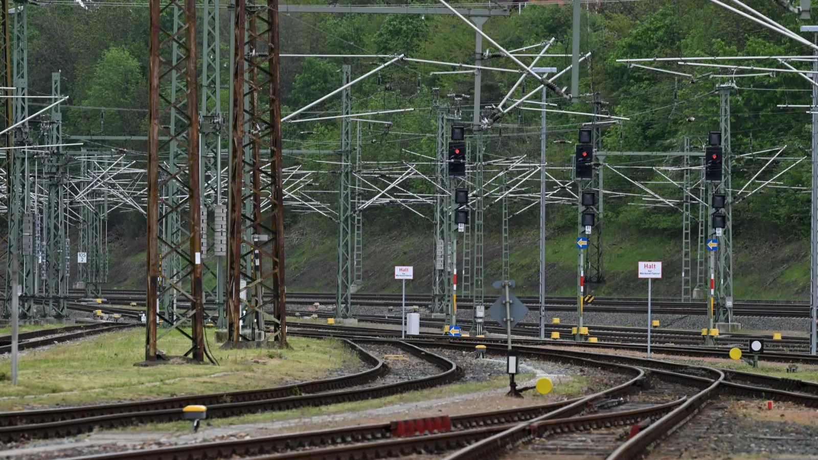 Die DB saniert ihr Streckennetz. In den kommenden vier Wochen bedeutet das Fahrplanänderungen zwischen München und Füssen. (Symbolbild) (Foto: Martin Schutt/dpa)