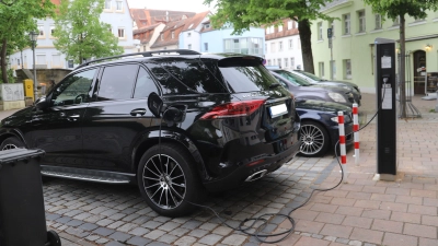 Betreiber von Ladesäulen für Elektro-Fahrzeuge – wie hier auf dem Martin-Luther-Platz nahe dem Stadtgraben – sollen künftig eine monatliche Gebühr an die Stadt zahlen. (Archivfoto: Oliver Herbst)