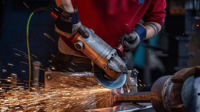 Fachleute werten es als positives Zeichen, dass in einigen Branchen wie dem verarbeitenden Gewerbe und dem Baugewerbe wieder mehr offene Stellen als im Vorjahr gemeldet werden. (Archivbild)  (Foto: Armin Weigel/dpa)