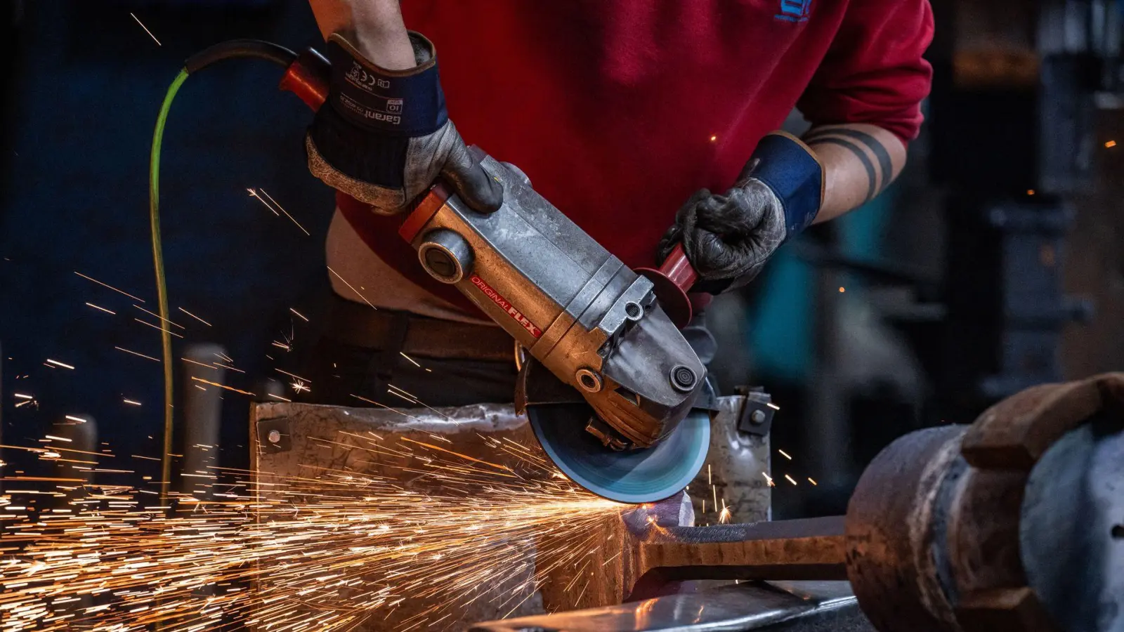 Fachleute werten es als positives Zeichen, dass in einigen Branchen wie dem verarbeitenden Gewerbe und dem Baugewerbe wieder mehr offene Stellen als im Vorjahr gemeldet werden. (Archivbild)  (Foto: Armin Weigel/dpa)