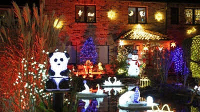 Leuchtende Figuren stehen im Vorgarten umgeben von zahlreichen weiteren Lichtern, die das Weihnachtshaus der Familie Lange erstrahlen lassen. Das Haus wird zur Adventszeit traditionell mit tausenden bunten Lichtern geschmückt. (Foto: Matthias Bein/dpa)