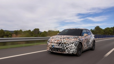 Der neue Cupra Raval erweitert die elektrische Kleinwagenfamilie mit sportlichem Design und niedrigem Schwerpunkt, und soll für rund 26.000 Euro erhältlich sein. (Foto: Cupra/dpa-tmn)