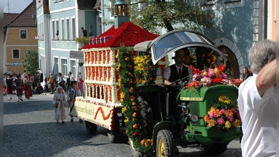 Das Neustädter Heimatfest hat das letzte Mal 2010 stattgefunden. Ein Festumzug, wie er hier zu sehen ist, steht auch wieder am Sonntag, 27. Juli, auf dem Programm. (Archivbild: Anita Dlugoß)