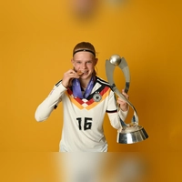 Mit Pokal und Medaille im Nationaltrikot: Dana Keßler.  (Foto: UEFA/Charles McQuillan)