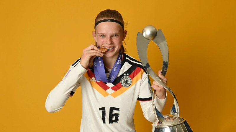 Mit Pokal und Medaille im Nationaltrikot: Dana Keßler.  (Foto: UEFA/Charles McQuillan)