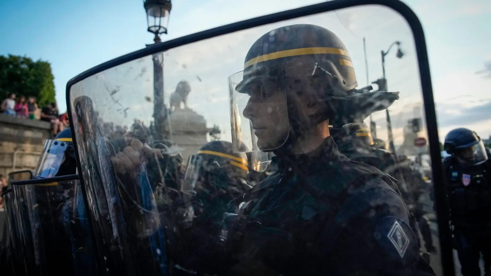 Nach dem Tod eines Jugendlichen bei einer Verkehrskontrolle hatte es in Frankreich tagelang schwere Unruhen gegeben. (Foto: Lewis Joly/AP/dpa)