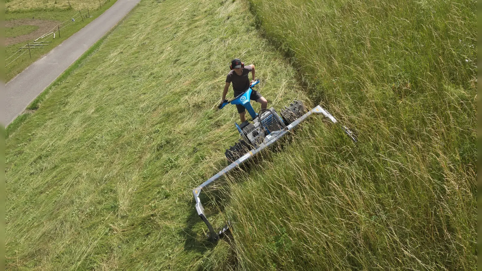 Der Bergmäher im Einsatz am Taubertalhang: Das Gerät macht die schwierige Arbeit deutlich effizienter. (Foto: Friedrich Letterer)