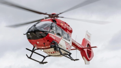 Rettungshubschrauber brachten die Schwerverletzten ins Krankenhaus. (Symbolbild) (Foto: Daniel Karmann/dpa)