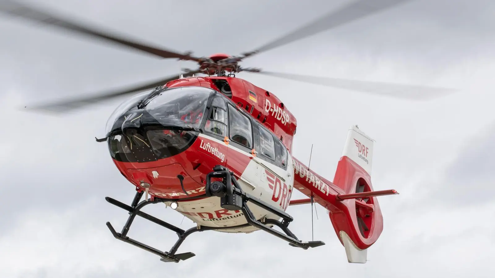 Rettungshubschrauber brachten die Schwerverletzten ins Krankenhaus. (Symbolbild) (Foto: Daniel Karmann/dpa)