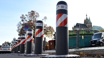 Die deutschen Weihnachtsmärkte werden wie hier in Erfurt mit Pollern und anderen Sperren gesichert.  (Foto: Martin Schutt/dpa)