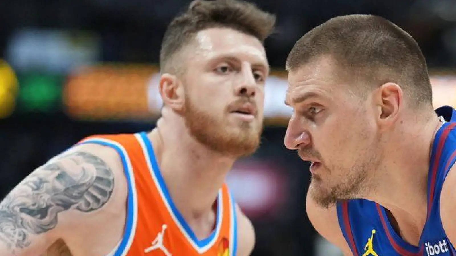 Isaiah Hartenstein (l.) und Nikola Jokic standen erst zum zweiten Mal nach langer Verletzungspause auf dem Parkett. (Foto: David Zalubowski/AP/dpa)