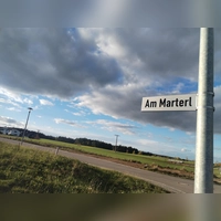 Die Zisternen sind eingebaut, das Straßenschild am Ortsrand verweist auf das Baugebiet. Noch sind alle Grundstücke verfügbar.  (Foto: Michaela Krauth)