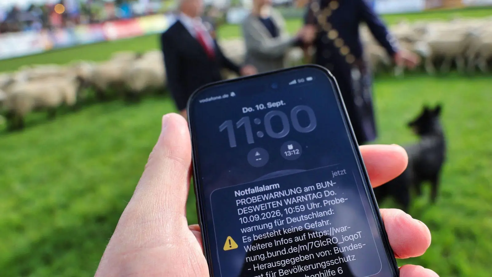 Um 11.00 Uhr wurden Millionen Telefone in Bayern laut - der Warntag hat nach ersten Erkenntnissen gut funktioniert.  (Foto: Jens Büttner/dpa)