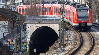 Ein Zug der Münchner S-Bahn fährt in den Ostbahnhof ein. (Foto: Peter Kneffel/dpa)