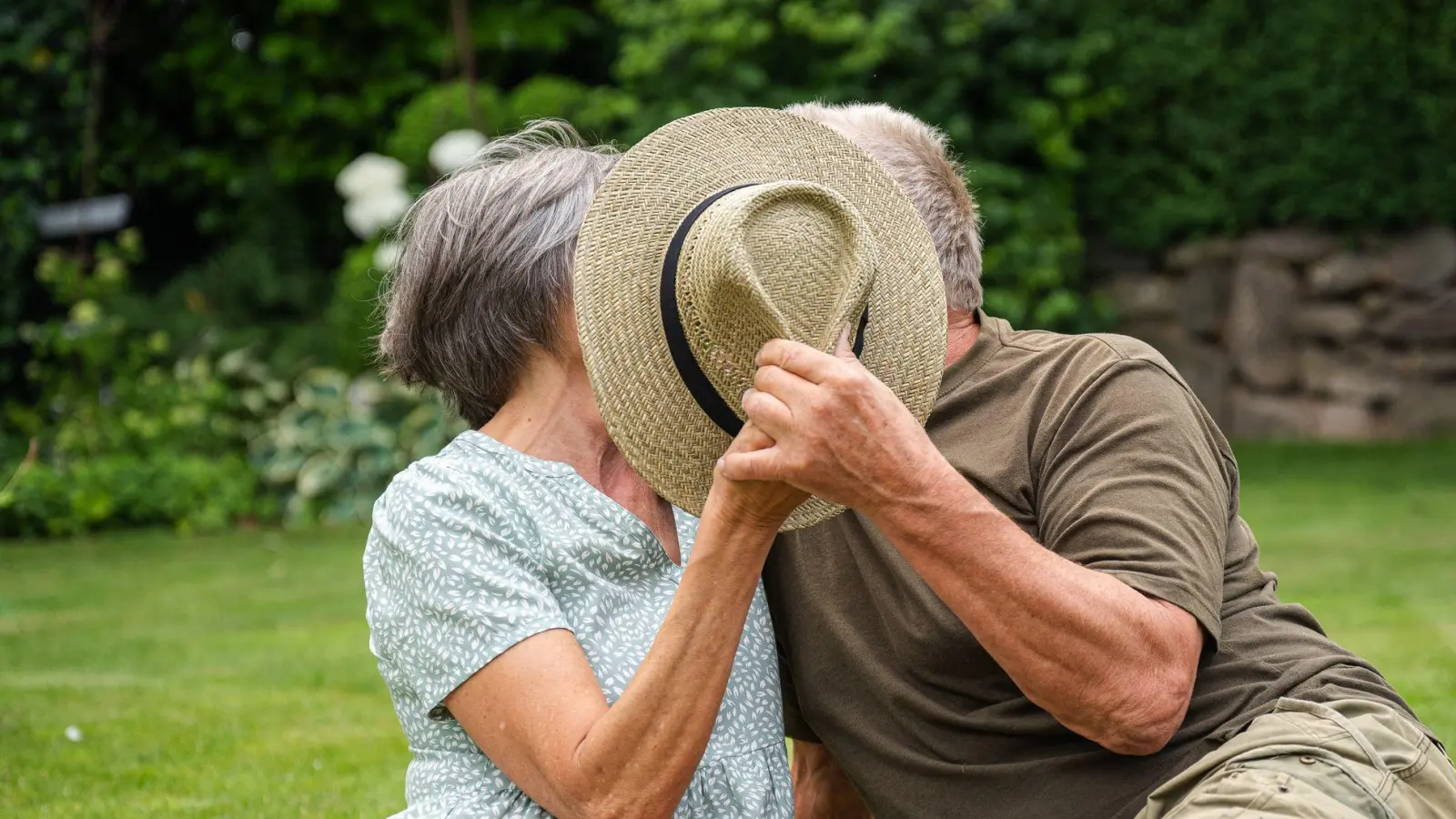 Keine Scham! Eine Prostata-OP kann die Sexualität verändern. Gut, wenn Paare offen darüber sprechen.  (Foto: Benjamin Nolte/dpa-tmn)