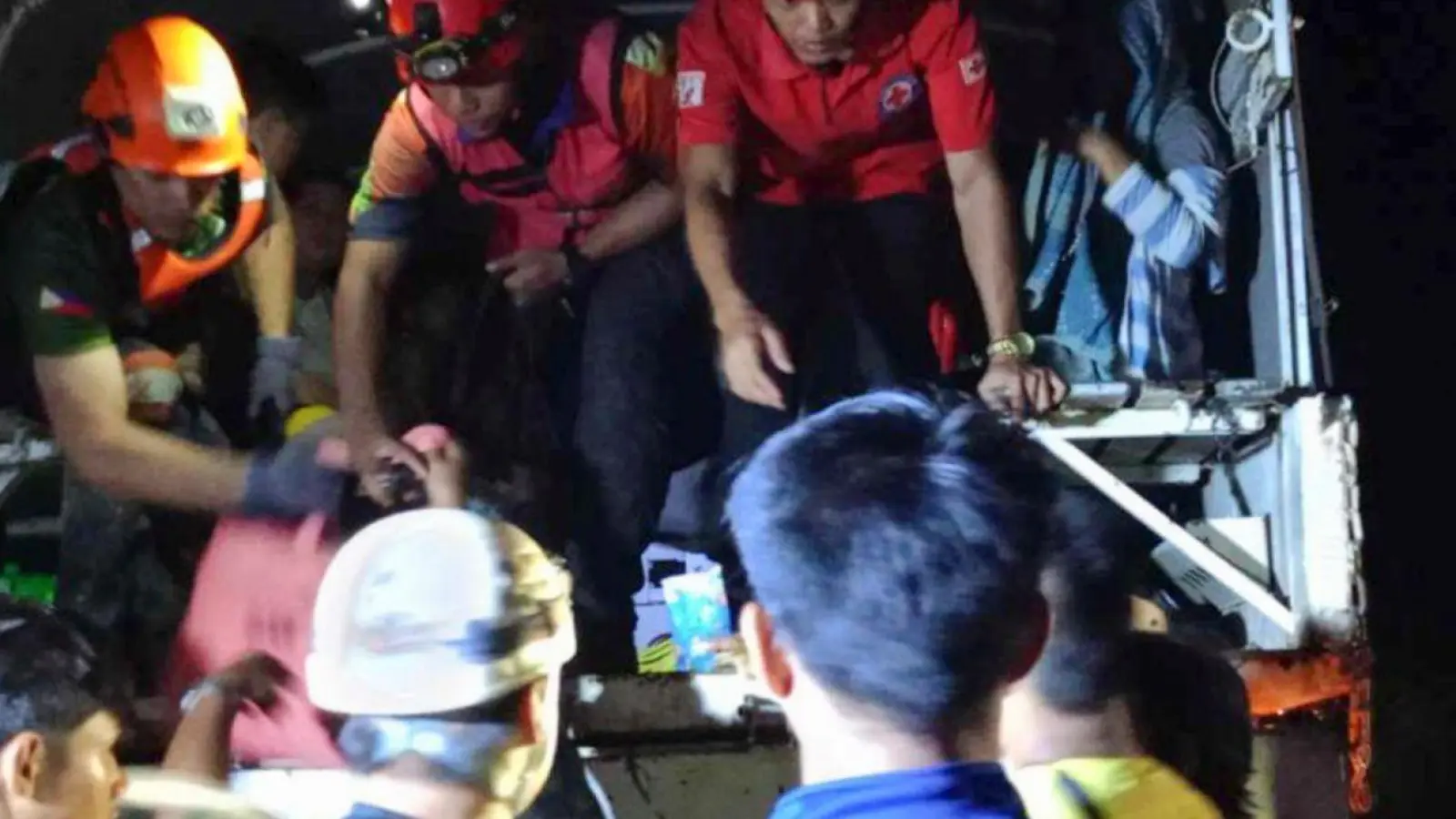 Rettungskräfte helfen Bewohnern des Dorfes Maco sich nach dem Erdrutsch in Sicherheit zu bringen. (Foto: Uncredited/PHILIPPINE RED CROSS/AP/dpa)