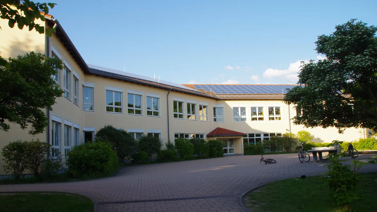 In der Schule in Colmberg ist genügend Platz, um auch die Räume für die Ganztagsbetreuung unterzubringen. (Archivbild: Theo Clausen)