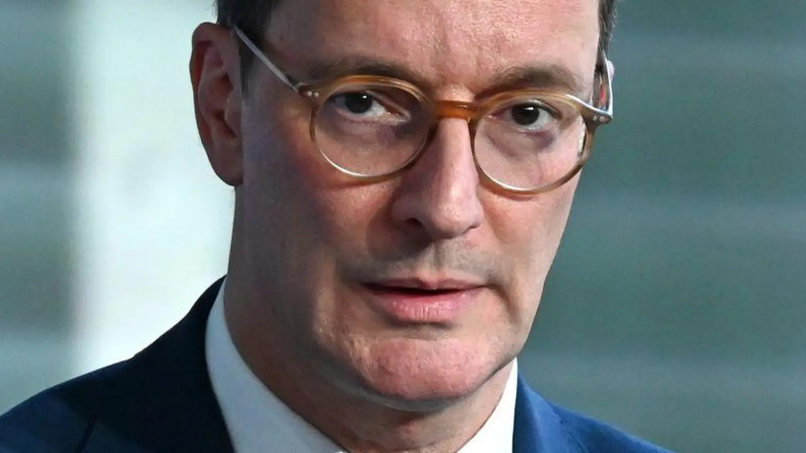 Hendrik Wüst hat über das angepasste Bewerbungskonzept informiert. (Foto: Elisa Schu/dpa)