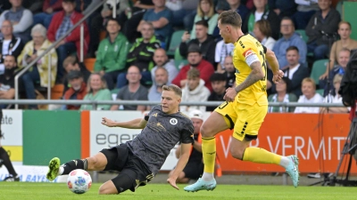 An Einsatz mangelte es der SpVgg Ansbach (links Riko Manz) im Saisoneröffnungsspiel gegen die SpVgg Bayreuth (Nicolas Andermatt) nicht. Zweikampfstärke wird auch im Pokalmatch nötig sein. (Foto: Martin Rügner)