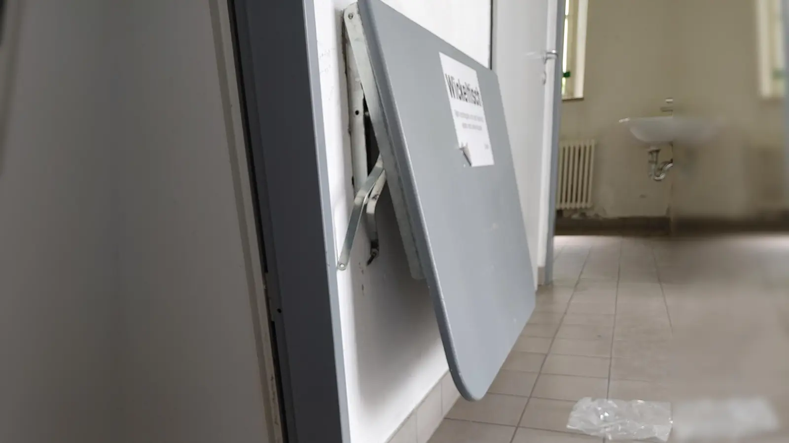 Der Wickeltisch wurde kürzlich zerstört, sodass er bei Belastung einklappt. Eine Mutter bemerkte den Schaden gerade noch rechtzeitig.  (Foto: Katrin Merklein)