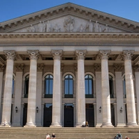 Die Oper „Of One Blood“ am Bayerischen Staatstheater in München wurde sowohl als Uraufführung des Jahres als auch für das Bühnenbild ausgezeichnet. (Archivbild) (Foto: Peter Kneffel/dpa)